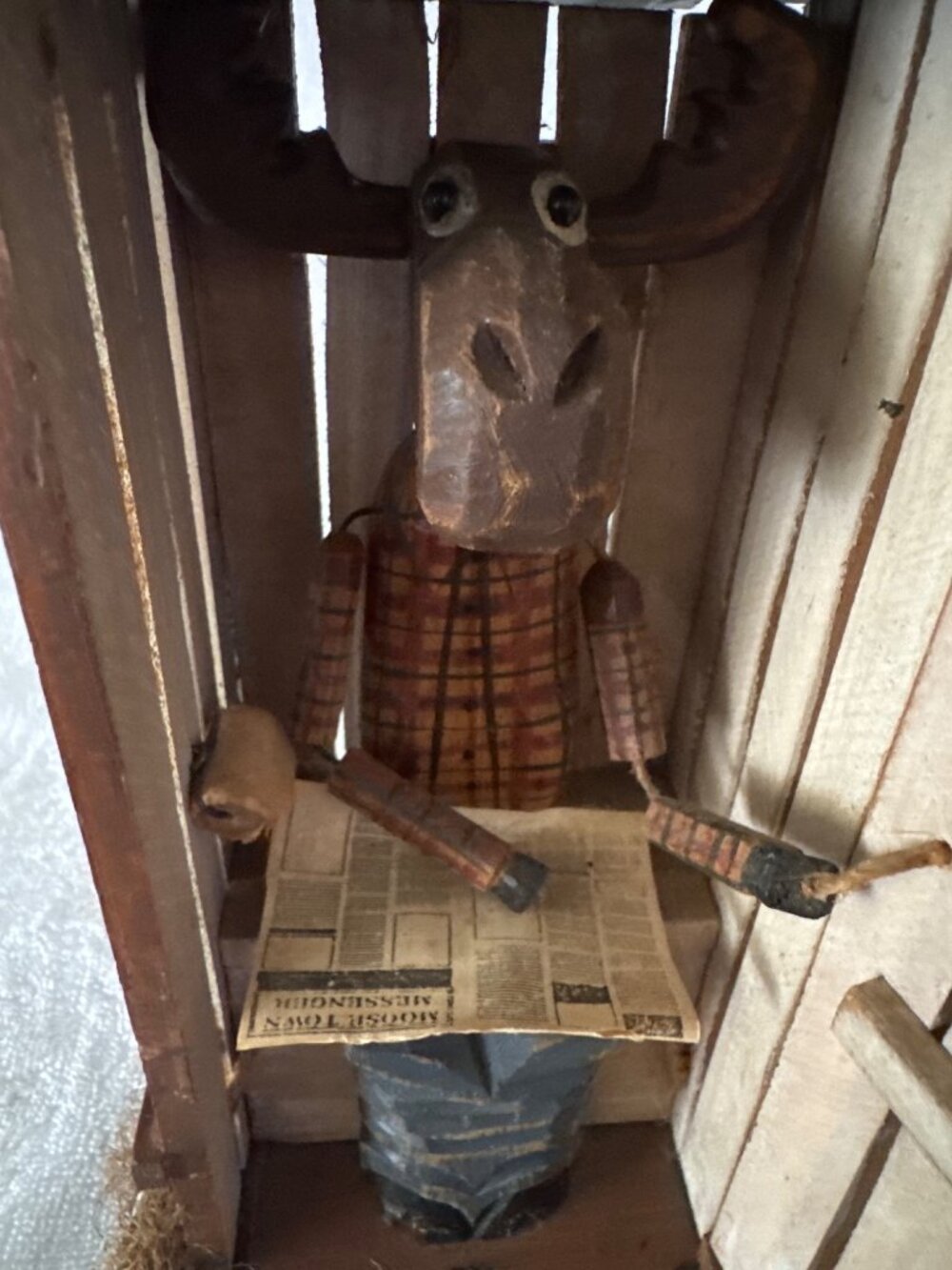 Wooden Moose Figurine In Rustic Outhouse With Plaid Shirt Pipe & Newspaper 7 Inc